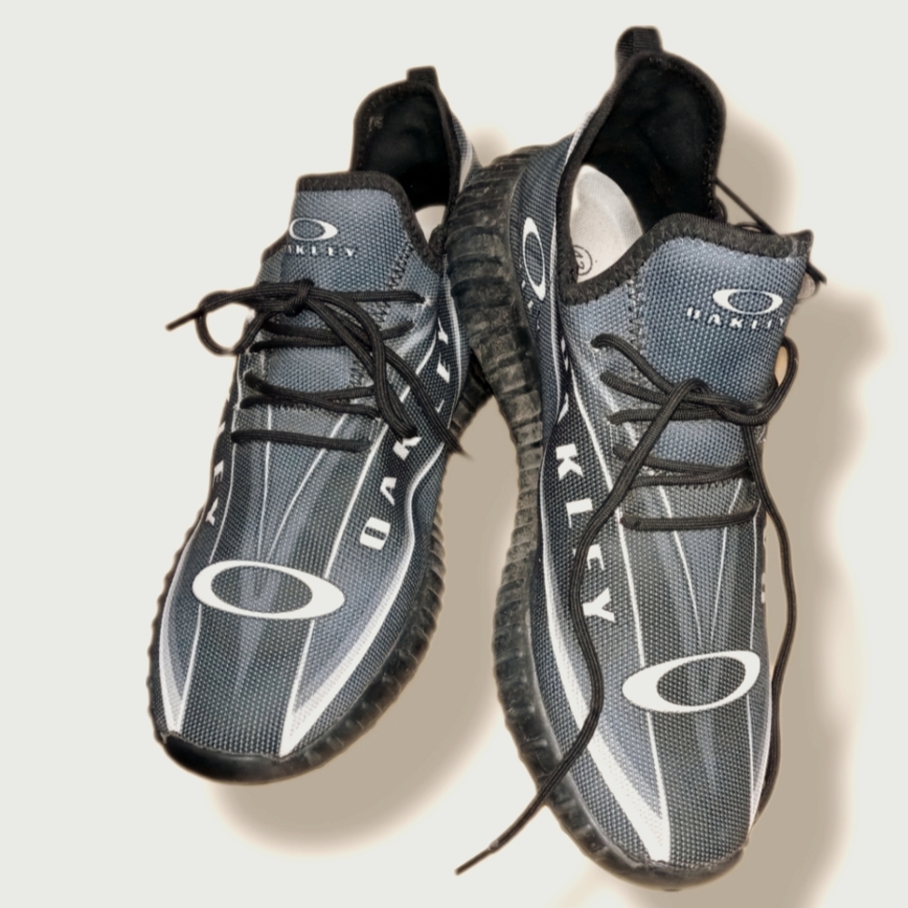 Sneakers Sz 43 (10 men/12 women)